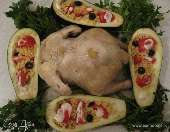 Через 30 минут фаршированные баклажаны быстренько выкладываем вокруг цыпленка. Цыпленка смазываем 1 ч.л. меда для того чтоб он блестел. Ставим в духовку еще на 30-40 минут.