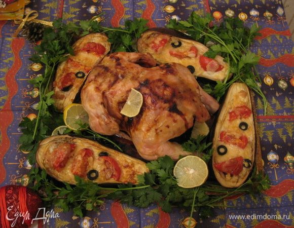 Когда Новогоднее блюдо подаем к столу украшаем его свежей петрушкой или другой зеленью и дольками лимона.
Приятного аппетита!