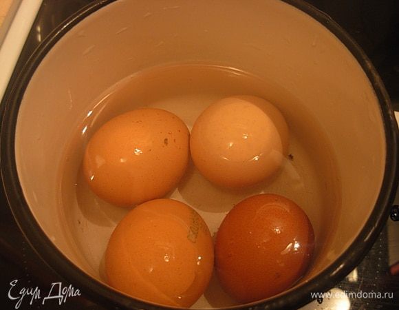 Отварить яйца.
