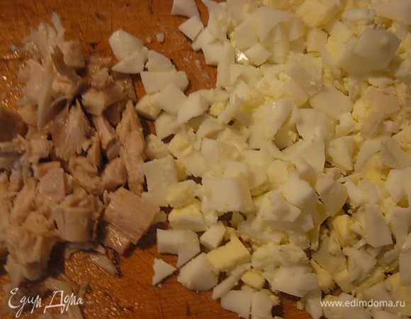 Порезать мелким кубиком отварное мясо курицы и варенные яйца.
Посолить по отдельности мясо и яйцо.