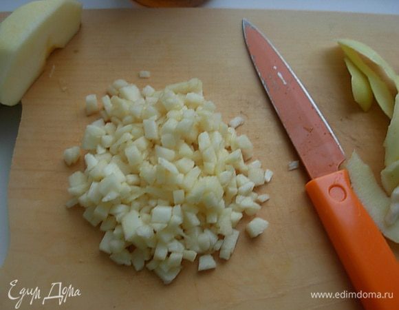 Мелко порезать яблоко, сбрызнуть лимонным соком.