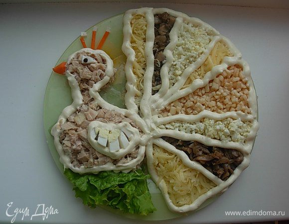 Теперь по контуру птички и каждого сегмента хвоста провести полосу майонезом ( положить в кондитерский мешок или в полиэтиленовый пакет и отрезать кончик.)
Все готово.
Приятного аппетита!
