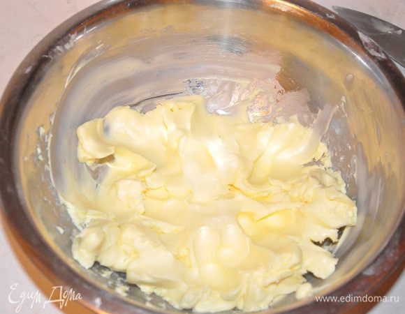 Готовим масляный блок. необходимы: 400 грамм масла несоленого комнатной температуры 82% жирности, 175грамм муки,
Миксером на низкой скорости не взбивать, а просто проработать масло до состояния крема, затем добавить муку. 