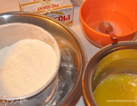 Готовим мучной блок. Необходимы: Мучной блок:
185 г холодной воды
1 ч.л. соли 
1/4 ч.л. уксуса
420 г муки 
115 г несоленого растопленного и охлажденного сл. масла 
В муку добавить растопленное и охлажденное масло, перемешать в крошки, добавить воду с солью и уксусом. 