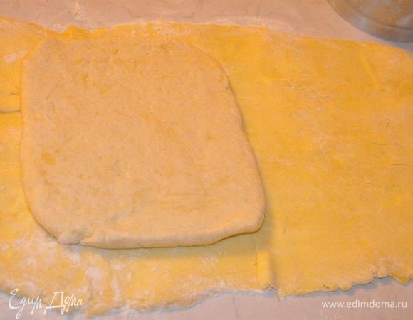 Через два достать масляный блок, раскатать его на хорошо посыпанной мукой рабочей поверхности в прямоугольник со сторонами примерно 30 на 18, на половину положить мучной блок, накрыть второй половиной масляного блока, хорошо запечатать края и отправить в холодильник на пару часов.


