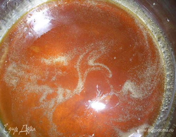 Займемся грильяжем. Для него мы используем оставшиеся сахар и арахис. Начнем с приготовления карамели. Для этого сахар высыпаем в сотейник и на среднем огне ждем, пока он начнет плавиться. Стараемся не перемешивать. Когда весь сахар расплавится, ждем пока карамель станет глубокого янтарного цвета. Не пережгите, иначе будет горчить.