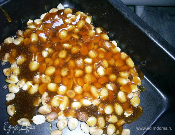 Орехи высыпаем на пергамент или тарелку, смазанную маслом, заливаем горячей карамелью, немного перемешиваем, чтоб орехи равномерно покрылись карамелью. Остывший грильяж поломать на кусочки и перемолоть как можно мельче при помощи мельнички или блендера. 