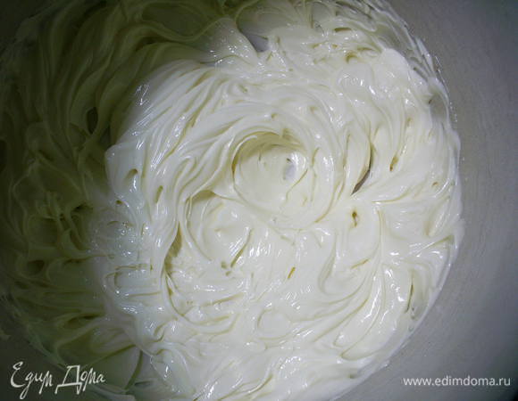 Для крема размягченное масло комнатной температуры взбиваем. Затем по ложке добавляем сгущенку, каждый раз взбивая до однородности. Откладываем пару ложек крема для украшения готового торта.