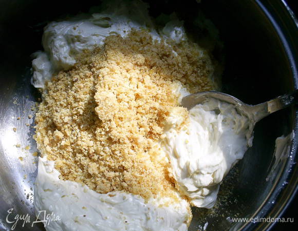 Оставшийся крем делим на 2 части. В одну добавляем 2/3 грильяжа и просто перемешиваем, в другую добавим смесь какао и коньяка. Добавляем по одной ложке, каждый раз взбивая до однородности.