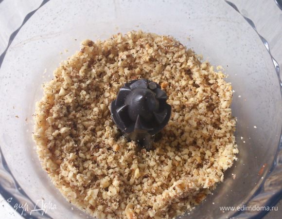 Грецкие орехи измельчить до состояния крошки