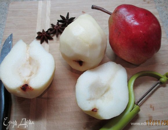 Груши лучше взять красные, они крепкие и сладкие. 
Воду с сахаром довести до кипения.
Тем временем груши вымыть, тонко снять кожуру с помощью овощечистки, вырезать сердцевину.
