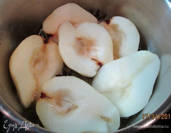 Опустить в воду дольки груш и анис. Варить 15 мин. За это время груши можно один раз аккуратно перевернуть.
Остудить груши в сиропе.
