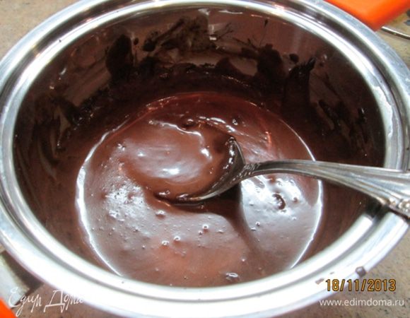 Сливки довести до кипения. Шоколад измельчить. Вылить кипящие сливки в шоколад, перемешать, дать шоколаду растаять.