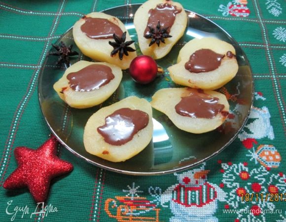 Подавать груши на блюде, полив соусом.