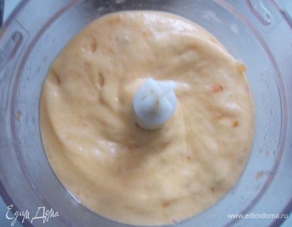 После взбивания в блендере,нужно протереть через сито. Я этого не делала, мне нравятся маленькие частички фрукта,которые можно ощущать.