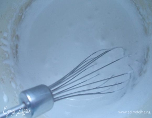Холодные белки взбиваем с сахаром,до полного растворения его и увеличения массы втрое.