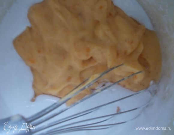 Добавить хурму к белкам и взбить хорошенько.