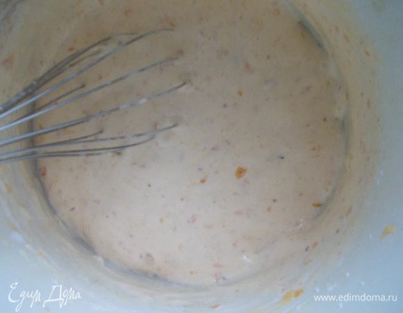 Затем растворить желатин на водяной бане и тонкой струйкой,не прекращая взбивать,влить в наш самбук.