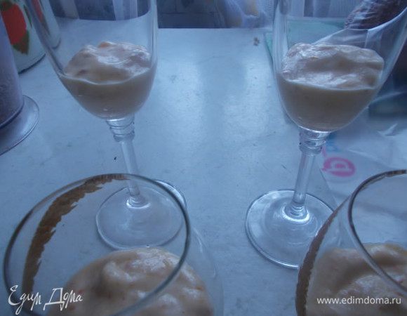 Я взяла бокалы для шампанского и коньяка, наполняла их с помощью кондитерского мешочка. Выкладываем слоями,чередую самбук и крошку.