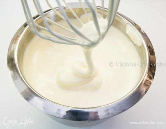 БИСКВИТ ЖЕНУАЗ:
Духовку нагреть до 175С.  Форму смазать маслом. 
Масло (50г) растопить до жидкого состояния.
Готовим водяную баню. Для этого в кастрюлю наливаем немного воды и доводим до кипения.
В огнеупорную миску кладем яйца и добавляем сахарную пудру (180 г). Ставим миску на кастрюлю с кипящей водой. Огонь должен быть маленький, чтоб кипение было не сильным, миска ни в коем случае не должна касаться поверхности воды.
Постоянно взбивая венчиком яйца (5шт) с сахаром, нагреваем их до температуры 55-60 градусов.
Снимаем миску с водяной бани,  продолжаем взбивать примерно 10 минут. Пока яичная масса не остынет до комнатной температуры и не увеличится в объеме в несколько раз. Должна получиться воздушная пена, стекающая с венчика ленточкой, а ленточка должна ложиться поверх массы растекаясь не моментально.
