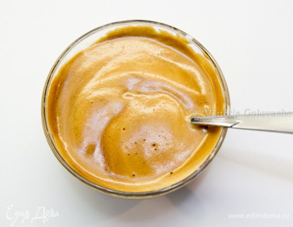 Кофе (1 ст.л.)  смешать с горячей водой (1 ст.л.) до получения однородной пасты.
Масло должно быть жидким, но не горячим (просто теплым). Смешать масло с кофейной пастой. Берем несколько ложек яичной массы и смешиваем с маслом методом складывания, то есть, вращая спатулой снизу вверх, как бы зачерпывая массу и заворачивая ее.
