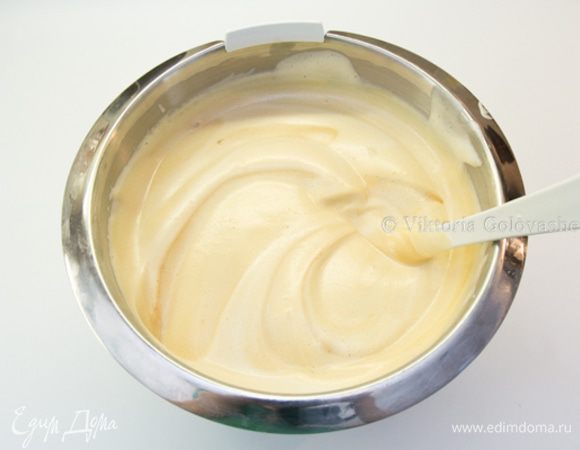 Теперь смешиваем яично-маслянную массу с яичной также методом складывания.
И в последнюю очередь добавляем муку продолжая смешивать все тем же методом. Аккуратно, но уверенно перемешиваем до однородности стараясь сохранить воздушную структуру.
