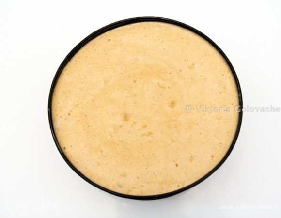 Выкладываем тесто в форму и разравниваем аккуратно. Можно один раз «крутнуть» форму, чтоб тесто распределились и благодаря центробежной силе немного больше «ушло» к краям. Таким образом не будет слишком высокого «горба» в центе, а тот что поднимется при выпечке, осядет во время остывания. 