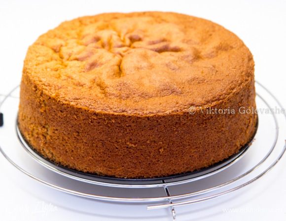 Выпекаем примерно 30 минут (зависит от духовки).
Женуаз готов, когда тесто у бортиков начинает слегка отставать, и когда вы слегка трогаете поверхность бисквита пальцем, тесто обратно прыгает, след от пальца тут же исчезает.
Остудить в форме. В идеале бисквит должен вызреть в течение 8 часов, тогда при разрезании он не будет слишком крошиться. 
