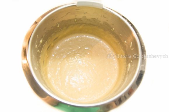 КОФЕЙНЫЙ МАСЛЯНЫЙ КРЕМ: Смешать кофейный экстракт(1 ч.л.) , растворимый кофе (1 ст.л.) и 1 ст.л. воды до однородной пасты. В сотейник отправляем сахарную пудру (170г) и воду (60мл) и начинаем нагревать. Одновременно начинаем взбивать яйца (2 шт) и желтки (3шт). Для того, что бы желтки лучше взбивались, зачерпываем из еще тёплой смеси сахара и воды (сахар еще не растворился) 1 ст.л. и добавляем в желтки. Яичная смесь должны превратиться в воздушную пену почти белого цвета. Чем лучше взбить желтки, тем меньше будет ощущаться яичный вкус. Когда сироп достигнет 120 градусов, вводите его тонкой струйкой в яичную смесь не прекращая взбивать. Взбиваем еще примерно 10 минут, до полного остывания массы. В яичную массу вводим кофейную пасту. Масло взбить до воздушности. Соединить продолжая взбивать масло и яично-кофейную смесь. Крем убрать в холодильник.
