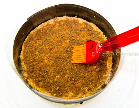 Кофейный сироп:
Воду (100мл) с сахаром (130г) довести до кипения. Дать остыть, затем добавить растворимый кофе (1 ст.л.) и кофейный экстракт (1 ч.л.).

СБОРКА:
Бисквит разрезать на 5 коржей.
Корж пропитываем кофейным сиропом. 
