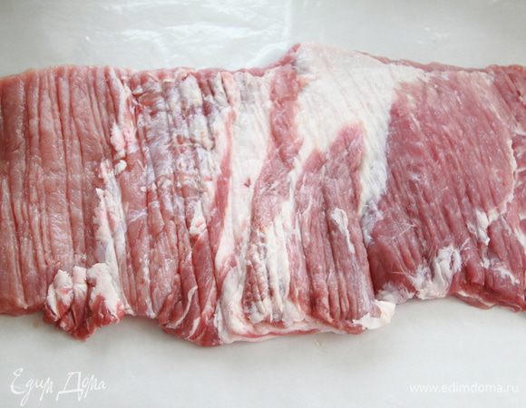 Разрезать кусок: разделить на три пласта, один из которых режется сверху, не дорезая до конца, затем второй пласт режется с середины, тоже не дорезая до конца. Получается будто брошюра, раскрывающаяся сначала влево, затем вправо. Раскрыть "брошюру" и отбить молотком. Затем отбить обратной стороной поварского ножа с толстым лезвием.