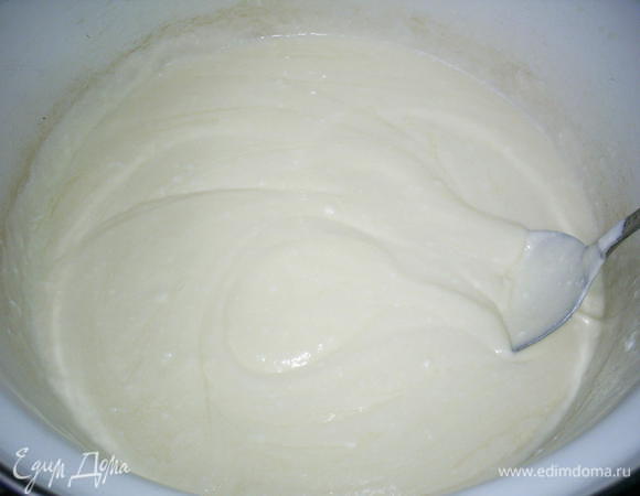 Смешиваем его со сметаной.