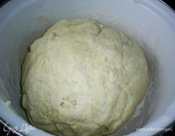 Добавить муку и соду. Вымесить тесто, если получится жидковатым, можно добавить еще муки. Мы должны получить мягкое эластичное, довольно жирное на ощупь, тесто.