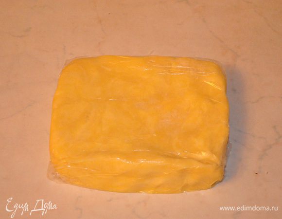 Тщательно размешать, выложить на пленку, накрыть пленкой сверху и раскатала скалкой квадрат со сторонами примерно 15 см. Отправить в холодильник на 2 часа.

