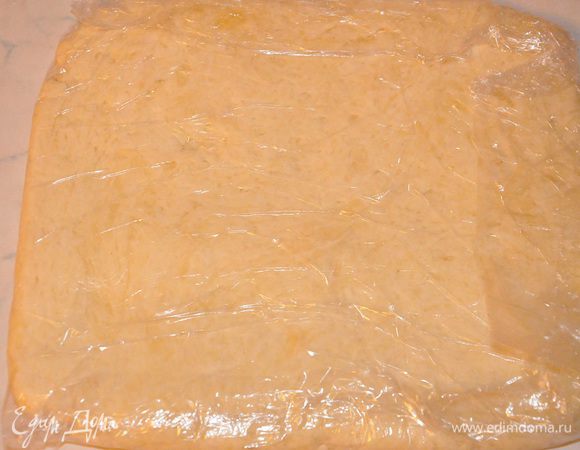 Раскатать в квадрат со сторонами примерно 10 см. и завернуть в пищевую плёнку и отправить в холодильник, также на 2 часа. И про скалку с ковриком тоже не забудьте.