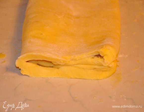 Сложить книжкой (двойной тур). Завернуть в пленку и отправить в холодильник на 2 часа. Через два часа повторить все то же самое. И оставить на всю ночь в холодильнике.
