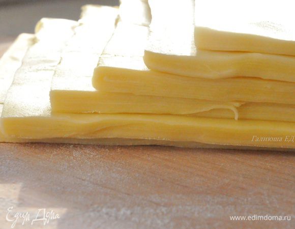 После раскатать в прямоугольник примерно 60 на 40 см. до толщины примерно 3 мм, ножом обрезать края и разрезать на 6 квадратов 20 на 20 см. отправить тесто в холодильник на полчаса 