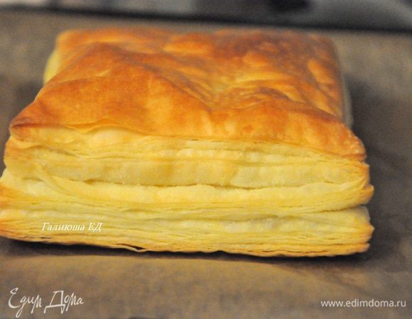 и выпекать при 220 гр. С примерно 20 минут. Если что уменьшайте температуру до 200 гр. С. У меня было так всего один раз, А так, все время выпекала при 220 гр. Следите за духовкой, чтобы все равномерно пропеклось и не подгорели низ и верх коржа. 

