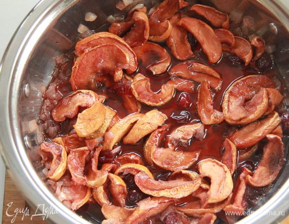 Приготовить начинку. Ингредиенты для начинки положить в сотейник с толстым дном и поставить до закипания на среднем огне, затем уменьшить огонь, протушить на небольшом огне минут 20.