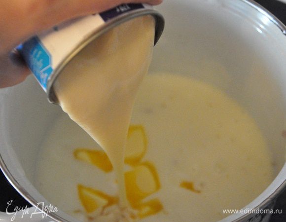 Готовим крем. необходимы: 8 желтков
1,5 ст. ложки крахмала картофельного
150 г сахара
700-800 мл. молока
180 г сл. масла 
1 банка сгущенки 
щепотку соли.
Молоко довести до кипения, в это же время взбить желтки с сахаром и крахмалом, до пышности, постоянно взбивая, тонкой струйкой влить половину вскипевшего молока и эту молочно-яичную смесь влить обратно в кастрюлю с оставшимся молоком, продолжая взбивать, довести эту массу до кипения на очень маленьком огне. Затем добавить масло и сгущенку. Добавить щепотку соли, хорошенько взбить и охладить. 

