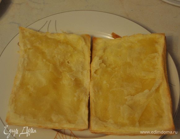 Собираем торт. Каждый корж испеченного теста разделить руками на 2 части, они так легко отделяются друг от друга, потрясающе! 