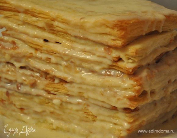 и прослоить каждый кремом. Оставьте один корж для обсыпки торта. Оставить на несколько часов при комнатной температуре для пропитки, 