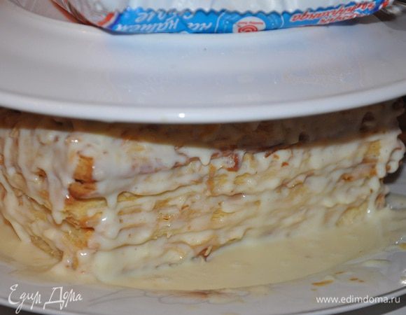 Затем положить плоскую тарелку сверху на торт, положить сверху на тарелку какой-нибудь грузик, например, пачку соли и отправить в холодильник, желательно на ночь. Перед употреблением подержать торт при комнатной температуре. Украсьте ягодами или подавайте так. Это очень вкусно. Приятного аппетита!
