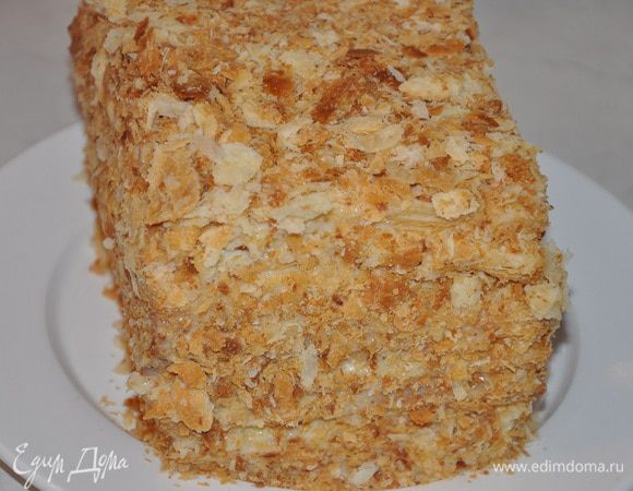 Обсыпать торт крошкой от оставшегося коржа по бокам и сверху. Перед употреблением подержать торт при комнатной температуре. 