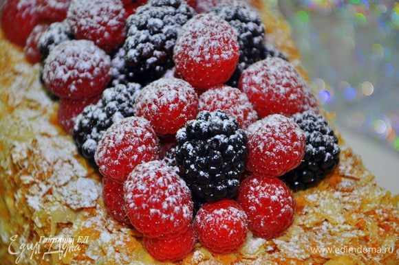 Украсьте ягодами с сахарной пудрой или подавайте так. Это очень вкусно. Приятного аппетита!