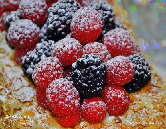 Украсьте ягодами с сахарной пудрой или подавайте так. Это очень вкусно. Приятного аппетита!
