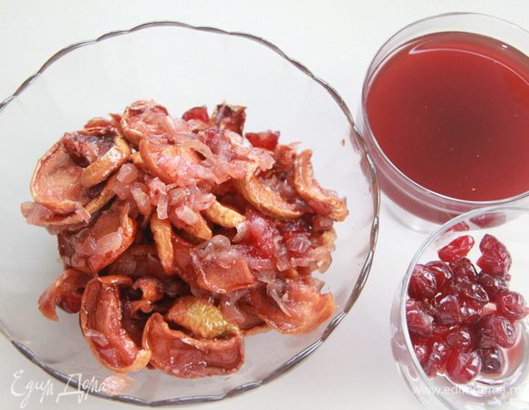 Массу остудить, разделить на три составляющие: жидкость отдельно, клюква отдельно и всё остальное.