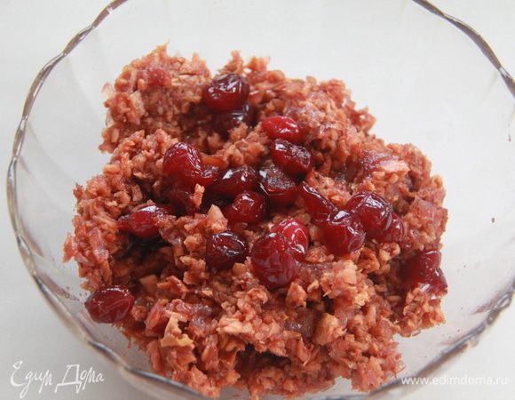 Яблочную массу измельчить с помощью блендера, но не до состояния детского пюре, односекундными импульсами полминуты. Клюкву положить обратно к яблочной массе.