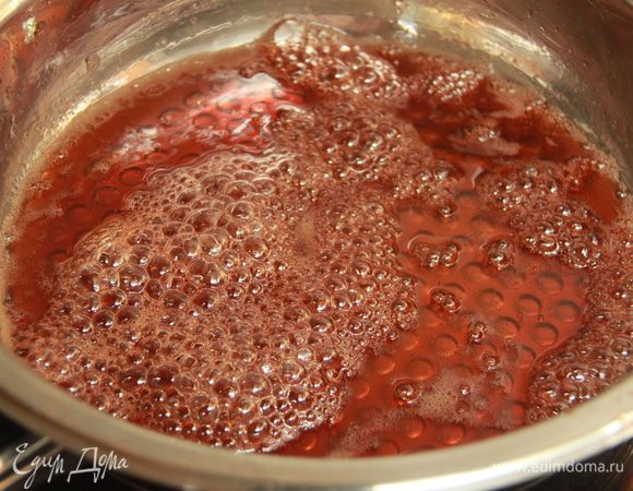 Яблочную жидкость вернуть в сотейник и уварить на сильном огне вполовину, примерно 5 минут. Это глазурь и соус для жаркого.