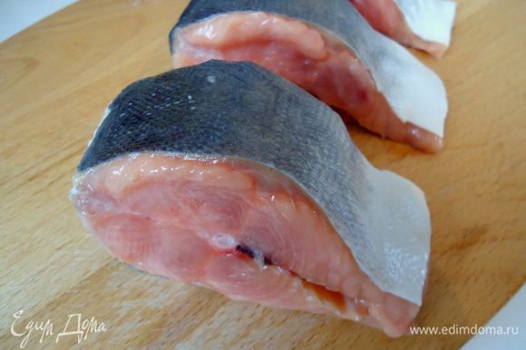Очищенную рыбу разделить на кусочки по 250 грамм.